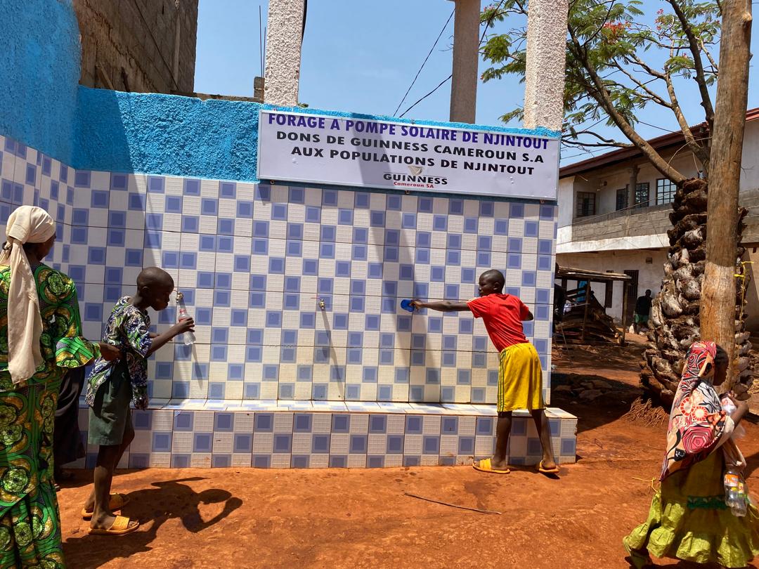 Les enfants de Njintout, boivent enfin de l'eau qui coule de bonne source.