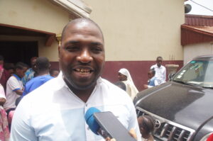 La joie se lit sur le visage de ce paroissien